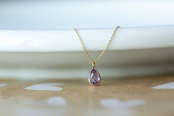 Les colliers en or : comment les entretenir et les porter avec style